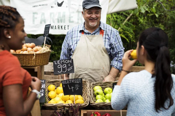 Greengrocer che vende prodotti agricoli biologici — Foto Stock