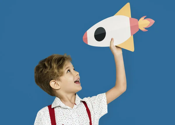 Niño sosteniendo cohete de papel — Foto de Stock