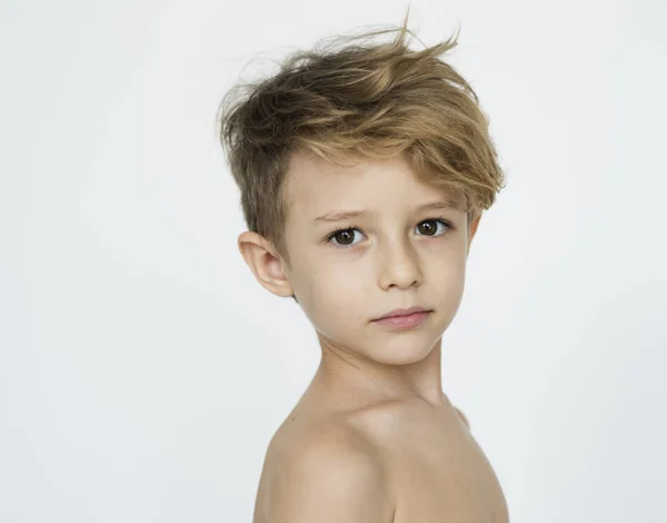 Enfant avec poitrine nue en studio — Photo