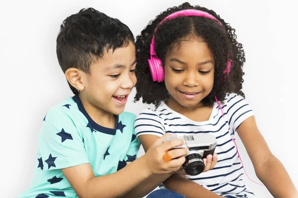Crianças em estúdio usando fones de ouvido e câmera — Fotografia de Stock