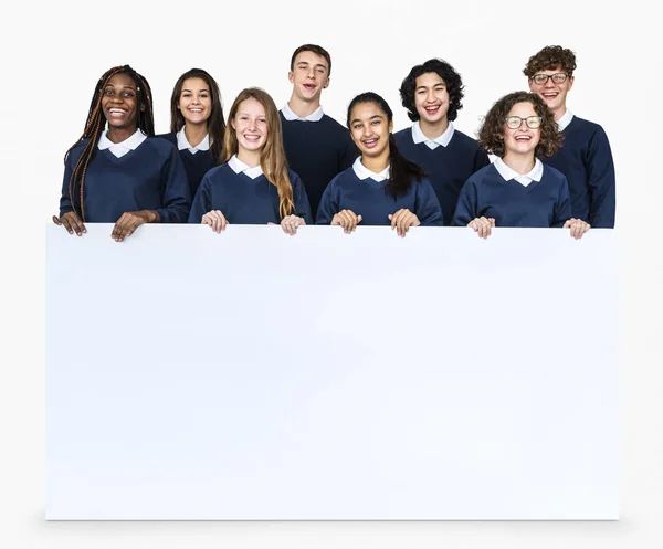 Estudantes segurando cartaz — Fotografia de Stock