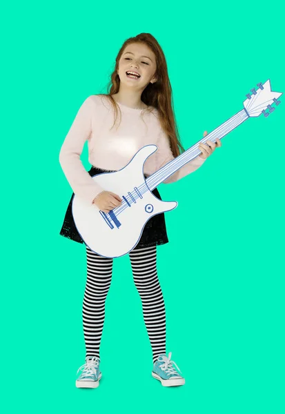 Söt flicka spelar gitarr — Stockfoto
