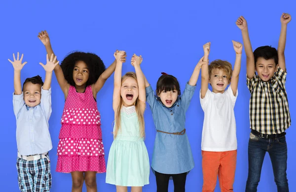 Děti drží za ruce — Stock fotografie