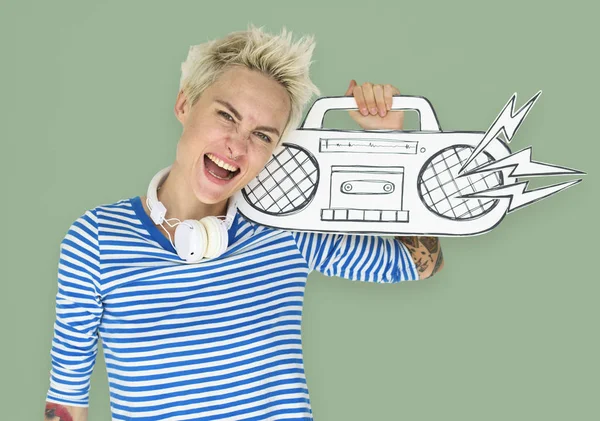 Kobieta trzyma papier Radio — Zdjęcie stockowe
