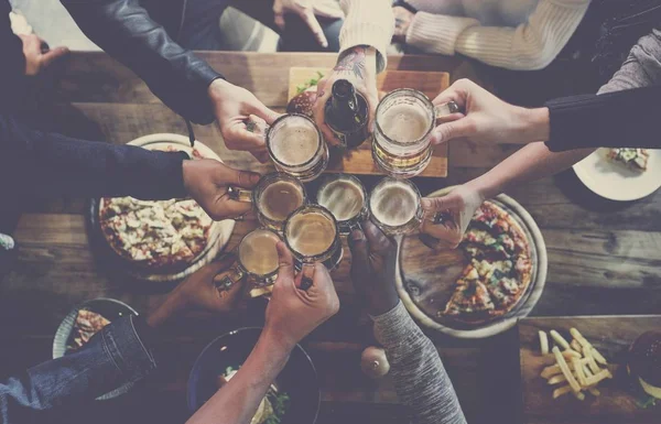 Les amis boivent de la bière artisanale — Photo