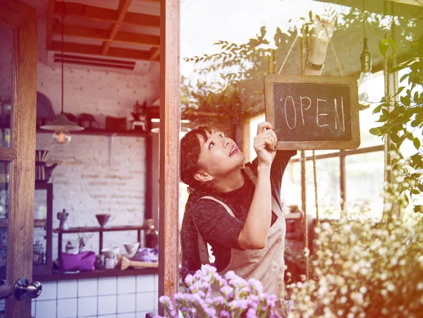 Woman hanging open sign — Stock Photo, Image