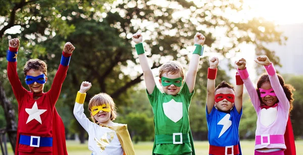 Adorabili bambini in costumi da supereroe — Foto Stock