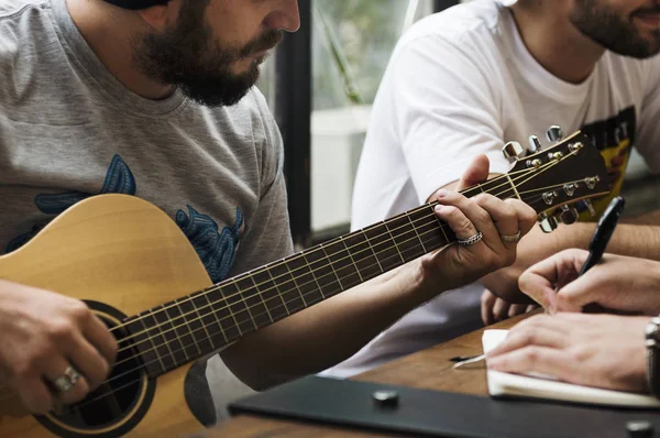 Man suona la chitarra — Foto Stock