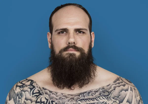 Uomo con barba e tatuaggio — Foto Stock