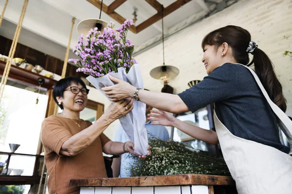 Le client vient chercher le bouquet — Photo