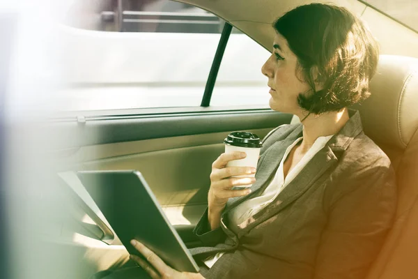 Affärskvinna som sitter i bilen — Stockfoto