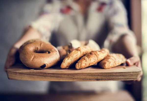 Frau mit Brot in Konditorei — Stockfoto