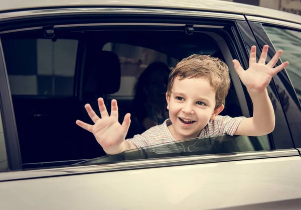 Мальчик в машине смотрит в окно — стоковое фото