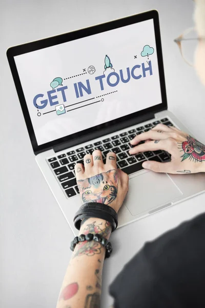Vrouw handen typen op laptop toetsenbord — Stockfoto