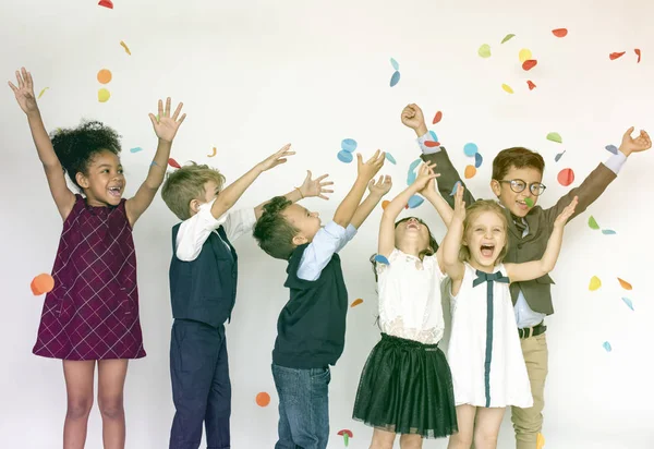 Barnen firar på en fest — Stockfoto