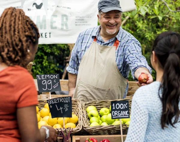 Uomo che vende frutta — Foto Stock