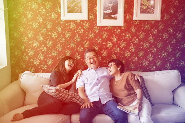 Famiglia trascorrere del tempo insieme a casa — Foto Stock