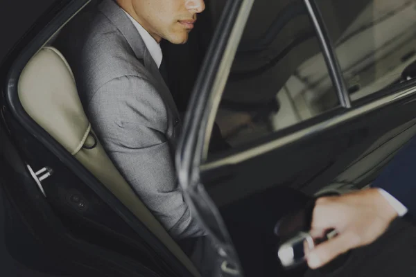 Χέρι ανοιχτό αυτοκίνητο πόρτα για επιχειρηματία — Φωτογραφία Αρχείου