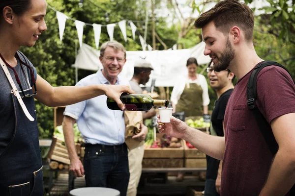 Homens bebendo vinho juntos — Fotografia de Stock