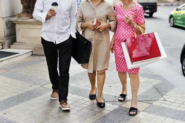 Personnes élégantes en ville — Photo