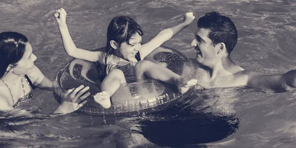 Glückliche Familie im Schwimmbad — Stockfoto