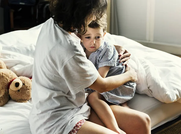 Mãe consoladora menino — Fotografia de Stock