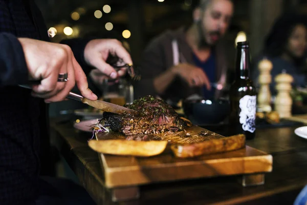 Amici che mangiano — Foto Stock