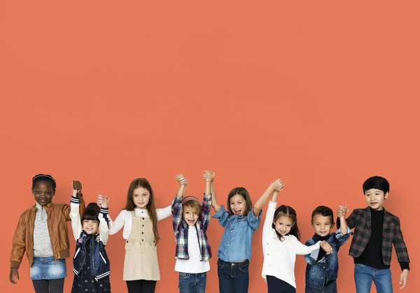 Feliz grupo de niños de diversidad en el estudio — Foto de Stock