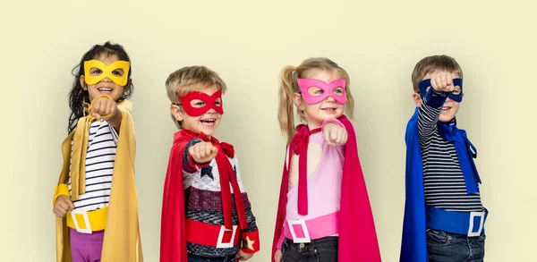 Gelukkige kinderen in superheld kostuums — Stockfoto