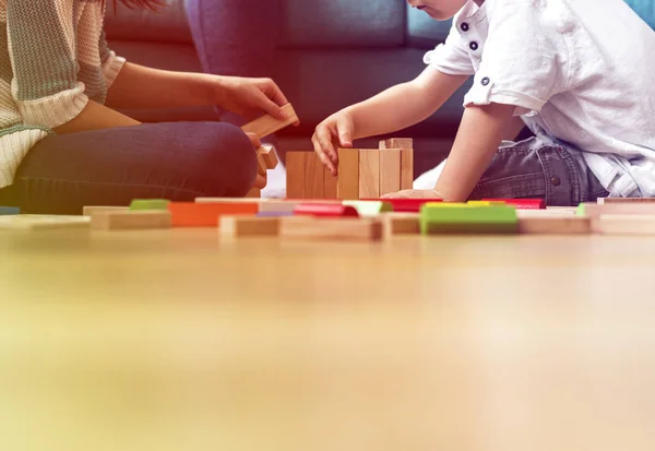 Crianças brincando com blocos de brinquedo — Fotografia de Stock