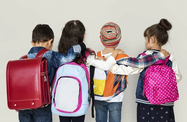 School children with backpacks — Stockfoto