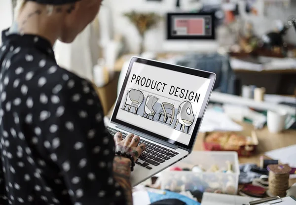 Creatieve ontwerper laptop gebruikt — Stockfoto