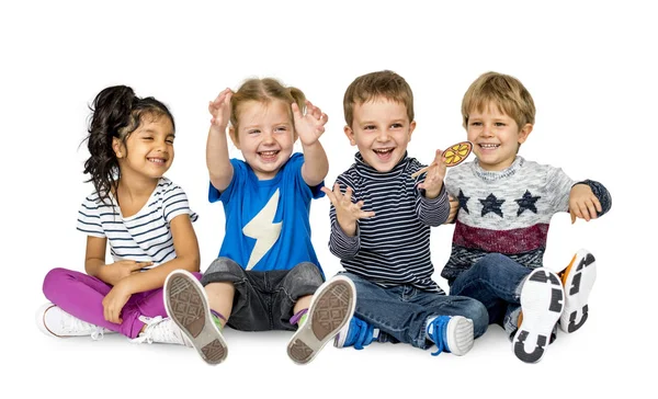 Gelukkige kinderen zitten op vloer — Stockfoto