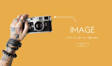 Dövmeli kadın el kamera tutarak