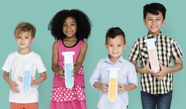 hildren Holding Kağıt Test tüpleri