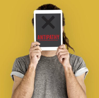 Dijital tablet kapsayan yüz tutan adam