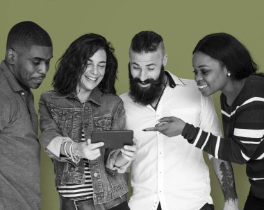 Arkadaşlar dijital aygıt kullanarak