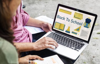 Dizüstü bilgisayar kullanan öğrenciler