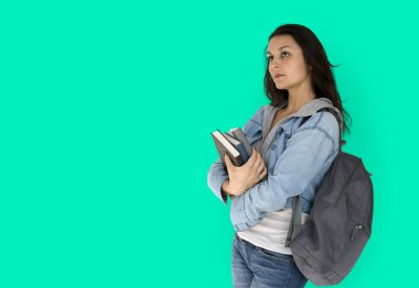 Kitap taşıyan kız öğrenci