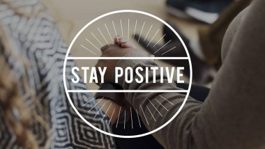 Sandalye üzerinde oturan ve el ele tutuşarak insanlar