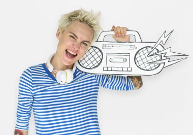 Kağıt radyo tutan kadın