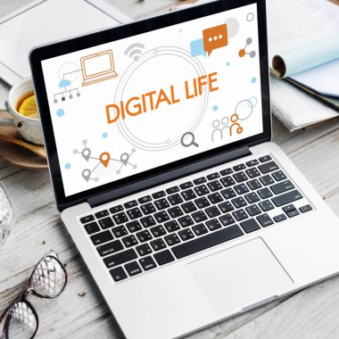 ahşap masa üstünde açılan laptop