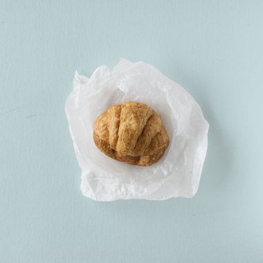 Beyaz peçete üzerinde lezzetli kruvasan 