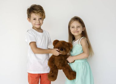 Oyuncak ayı tutan çocuklar 