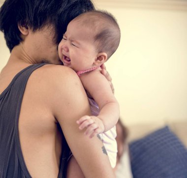 Babası holding Ağlayan bebek