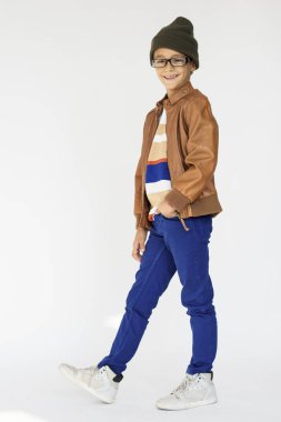 Küçük çocuk gülümsüyor 