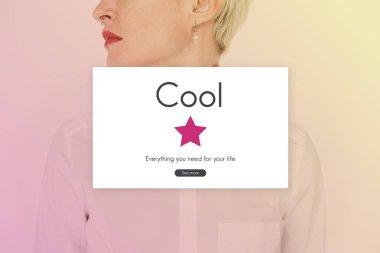 Kırmızı rujlu kadın.