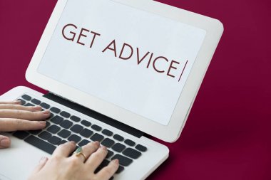 Dizüstü bilgisayarda yazan kadın klavyesi