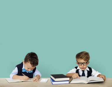 çocuklar masada çalışma