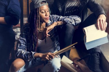 Sopaları tutan kadın